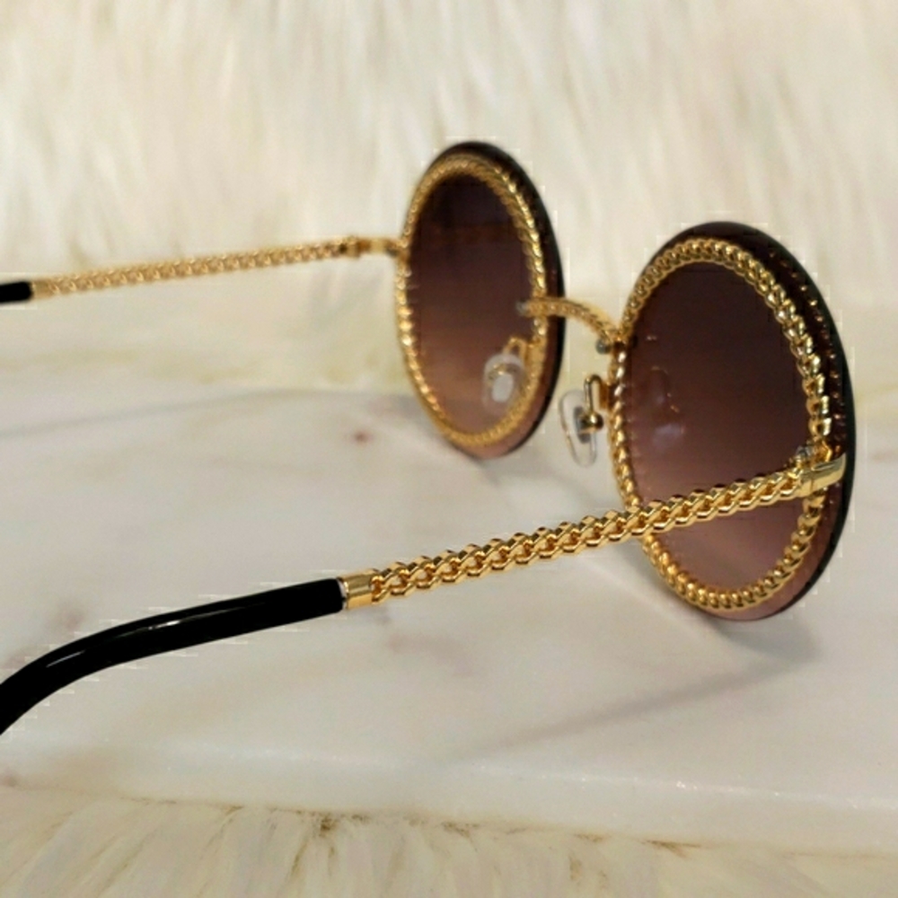 🎅 Round Luxury Sunglasses with Gold Chain Accent - Picture 8 of 8